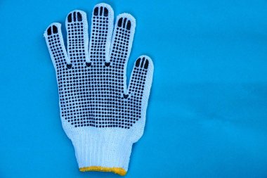 kumaş mavi bir tabloda yapılan bir inşaat eldiven