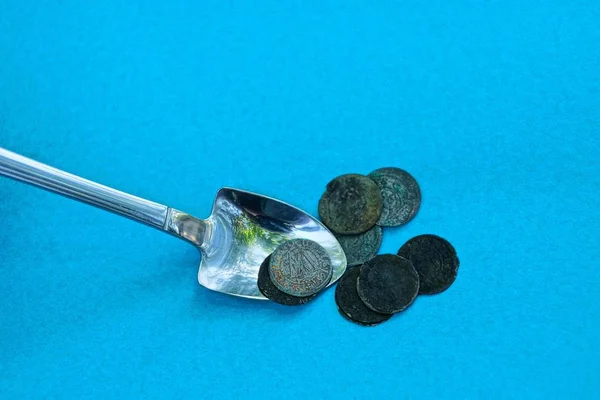 Старые Серебряные Монеты Лопате Синем Фоне — стоковое фото