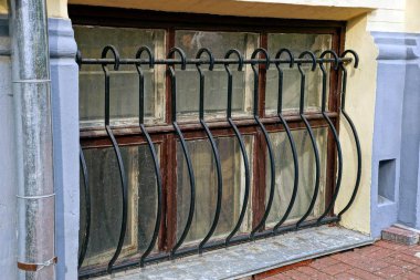 kaldırım siyah ızgara arkasında eski alt Bodrum pencerede