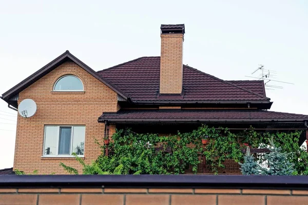 Fassade Eines Privathauses Mit Einem Fenster Aus Braunem Ziegelstein Das — Stockfoto