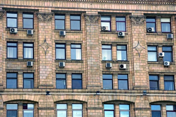 Bir Satır Windows Bir Tuğla Kahverengi Duvar — Stok fotoğraf