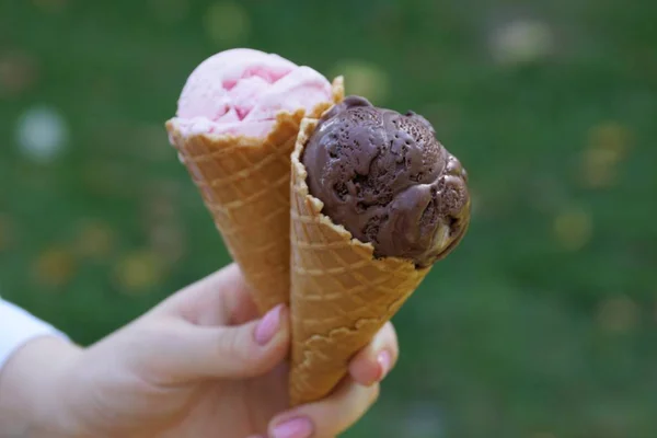 Dois Sorvetes Copos Waffle Uma Mão Menina Fundo Verde Rua — Fotografia de Stock