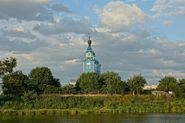 Blauwe Oude Houten Kerk Groene Vegetatie Oever Van Het Reservoir — Stockfoto