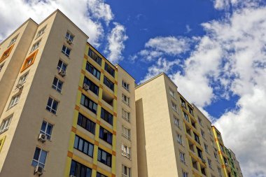 Windows ve balkon gökyüzü üzerinde bina bir kahverengi yüksek katlı parçası