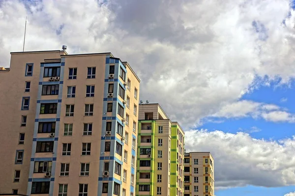 Modernas Casas Varios Pisos Con Ventanas Balcones Contra Cielo Las — Foto de Stock