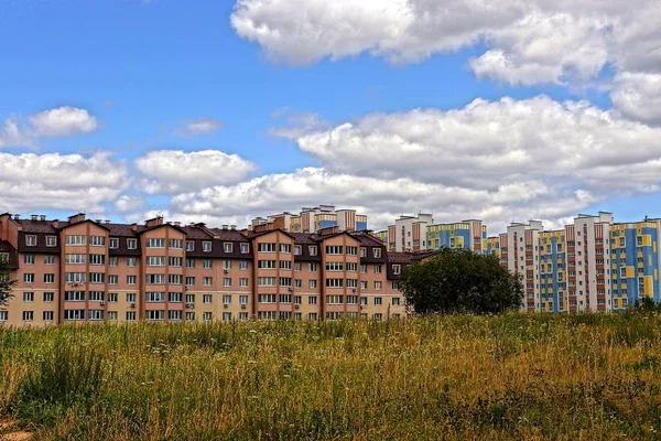 Una Gran Casa Ciudad Sobre Fondo Del Cielo Vegetación Verde — Foto de Stock