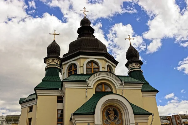 Прекрасний Християнський Храм Куполами Хрестами Небі — стокове фото