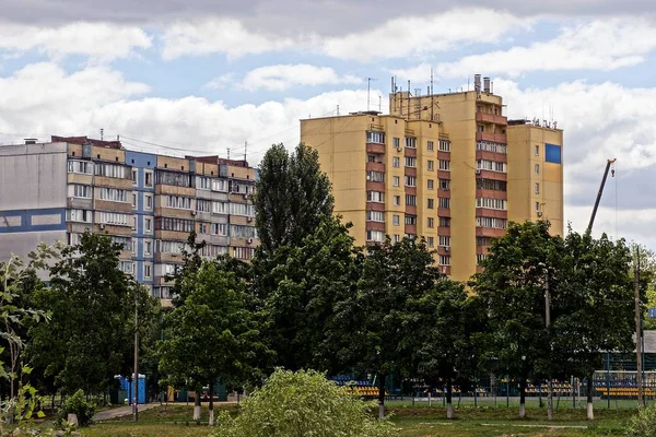 Dużych Domów Mieszkalnych Zielone Drzewa Trawy Ogrodzie — Zdjęcie stockowe