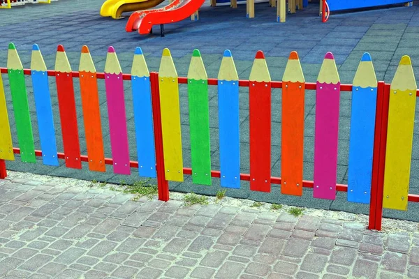Parte Cerca Colorida Colorida Parque Infantil — Fotografia de Stock