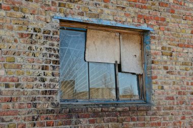 bir tuğla üzerinde bir kafes ile eski kırık cam duvar kahverengi