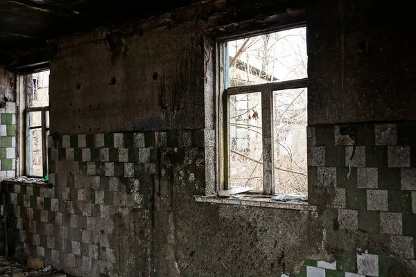 Alte Zerbrochene Fenster Verkohlten Schmutzigen Raum Eines Verlassenen Hauses — Stockfoto