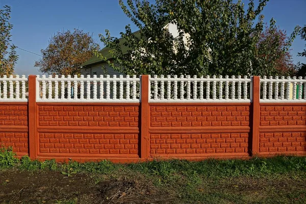 Landelijke Rood Witte Betonnen Hek Gras Straat — Stockfoto