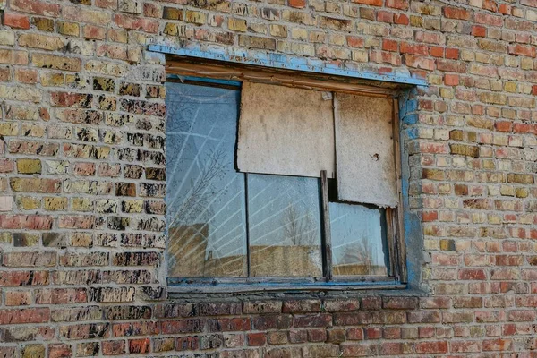 Altes Zerbrochenes Fenster Mit Gitter Einer Ziegelbraunen Wand — Stockfoto