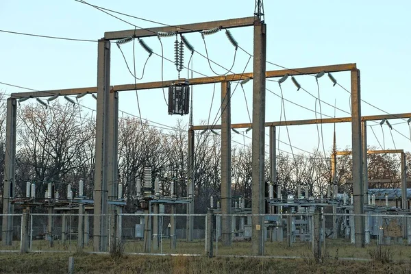 Deel Van Een Elektriciteitscentrale Met Polen Transformatoren Kabels Achter Een — Stockfoto