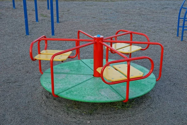 Parco Giochi Bambini Con Una Giostra Rotonda Colorata Terra Strada — Foto Stock