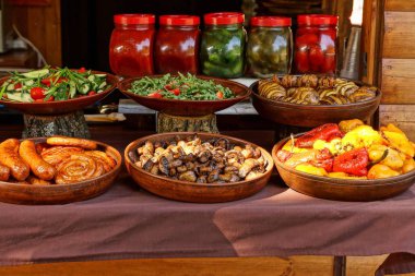 Gıda ve yemeklerin kahverengi tabakları masaya