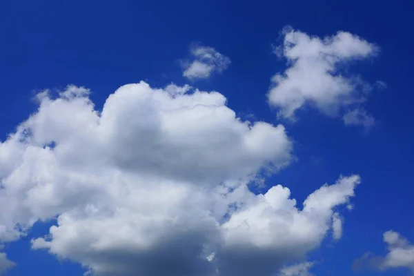 Große Weiße Wolken Vor Blauem Himmel — Stockfoto
