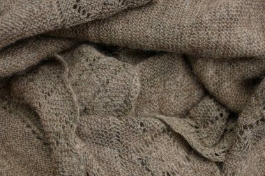 Gri doku eski bir yün şal bir parçası üzerinden