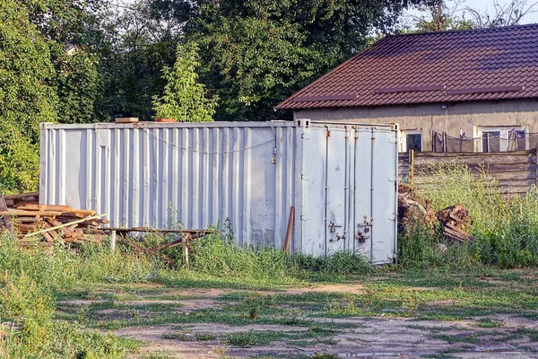 Contenitore Ferro Grigio Trova Nell Erba Vicino Alla Casa — Foto Stock