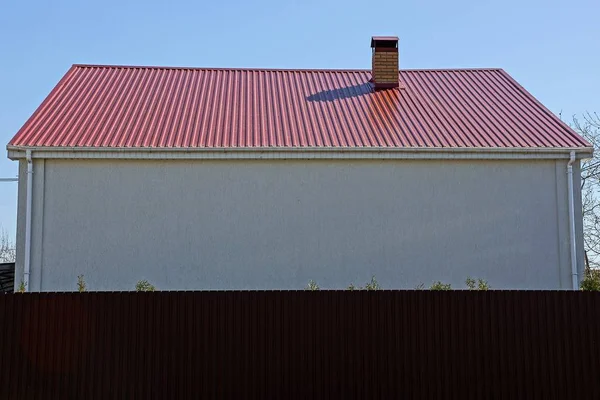 Белая Стена Дома Красной Крышей Коричневым Забором — стоковое фото
