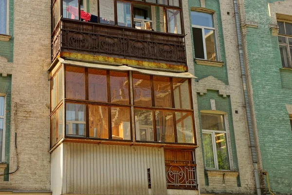 Oude Gesloten Balkon Muur Met Ramen — Stockfoto