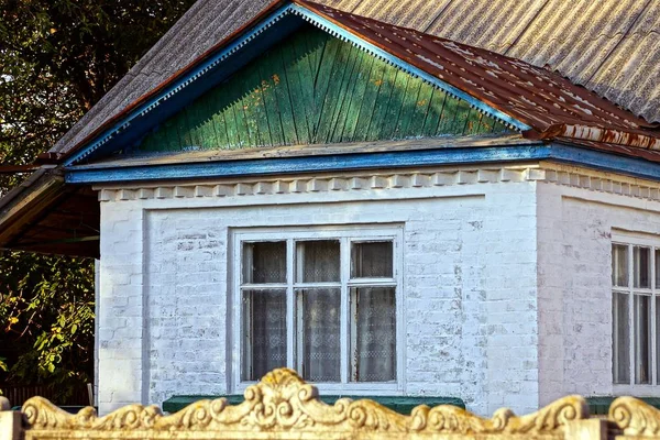 Vieja Ventana Una Pared Ladrillo Blanco Una Casa Rural Con — Foto de Stock