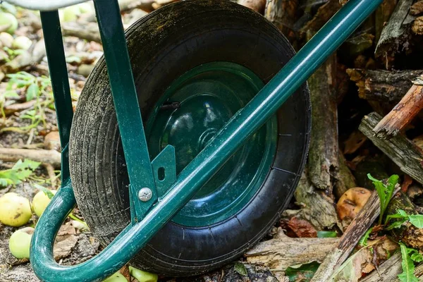 Uma Grande Roda Verde Preta Carrinho Mão Ferro Rua — Fotografia de Stock
