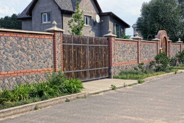 Taş çalışma ve kapalı kapıları özel house yakınındaki çim parçası