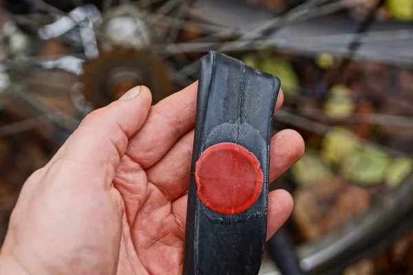 Επισκευή Των Ποδηλάτων Κάμερα Ένα Patch Στην Παλάμη Του Χεριού — Φωτογραφία Αρχείου