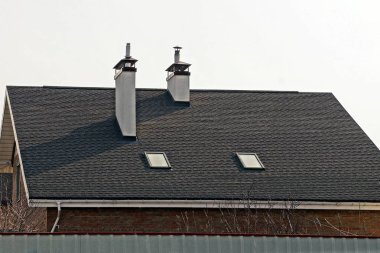 evin bir gri kahverengi çatı Zona borular ve windows ile yapılan