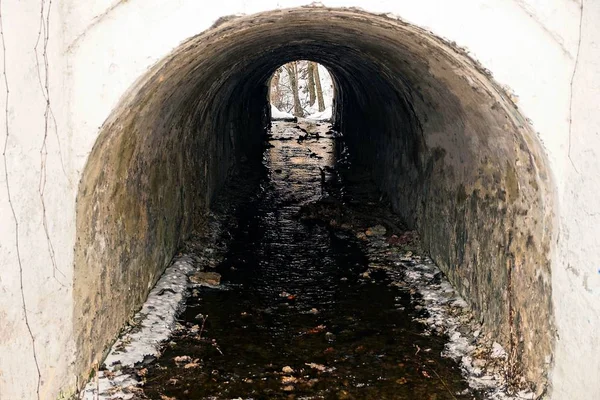 Velho Túnel Concreto Cinza Com Fluxo Água — Fotografia de Stock