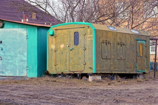 Zielony Starego Żelaza Wojskowe Przyczepa Stoi Ulicy — Zdjęcie stockowe