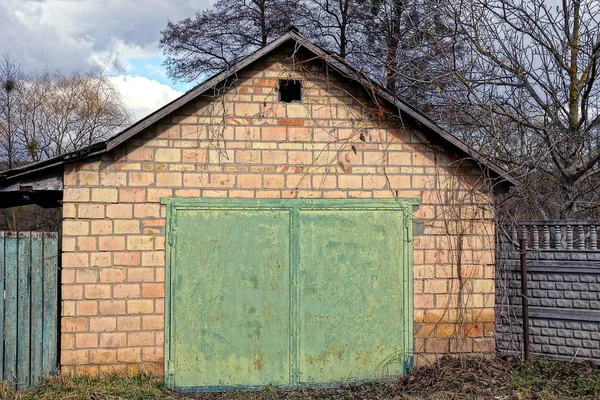 Garagem Tijolo Velho Com Portão Tijolo Verde Parte Rua Grama — Fotografia de Stock