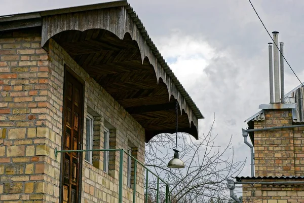 Fasáda Staré Hnědé Cihlovém Domě Třemi Okny Proti Obloze — Stock fotografie