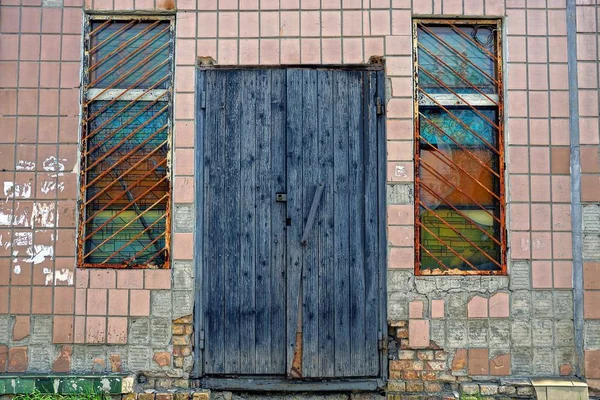 Dos Ventanas Viejas Con Una Celosía Una Puerta Madera Gris — Foto de Stock