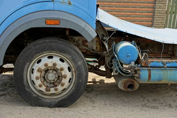 Teil Eines Alten Lastwagens Mit Einem Großen Rad Sand — Stockfoto