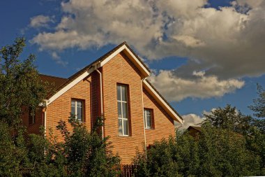 Windows yeşil ağaçlar ve çalılar Bahçe bina tuğla cephe