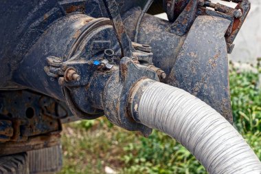 Araba sokakta kanalizasyondaki hortum