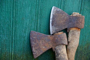 Yeşil duvarın yanında iki eski balta