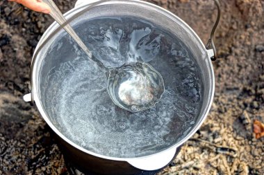 Su ve kepçe ile kazan