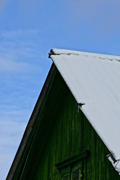 Teil Eines Hölzernen Grünen Dachgeschosses Und Dach Unter Schnee — Stockfoto