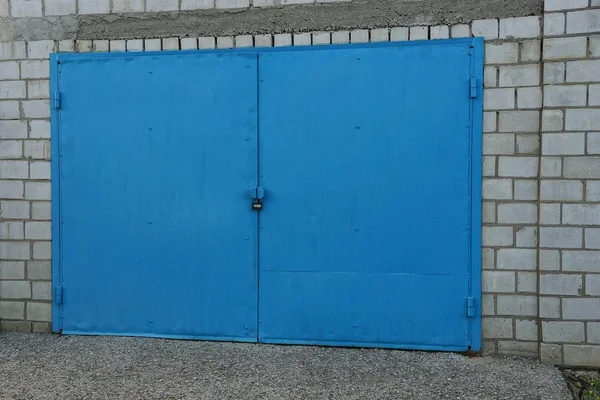 Porte Fer Bleu Sous Écluse Dans Garage Brique — Photo