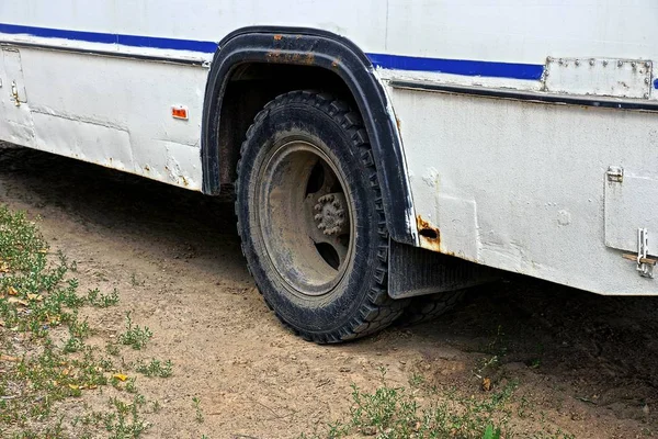 Parte Viejo Autobús Con Una Rueda Suelo — Foto de Stock