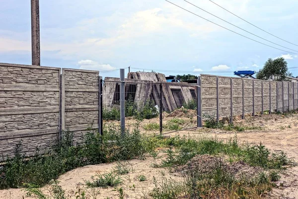 Grauer Steinzaun Und Eisentore Auf Der Straße Gras — Stockfoto