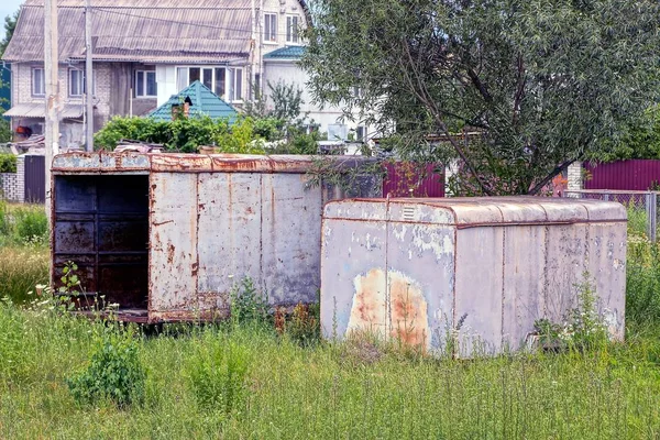 Две Старые Контейнеры Серого Железа Зеленой Траве — стоковое фото