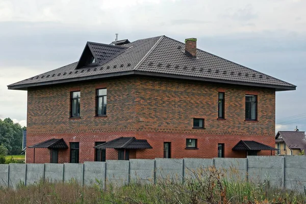 Ein Großes Ziegelbraunes Haus Mit Fenstern Hinter Einem Grauen Betonzaun — Stockfoto