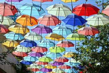 çok renkli açık şemsiye asmak gökyüzüne karşı sokakta