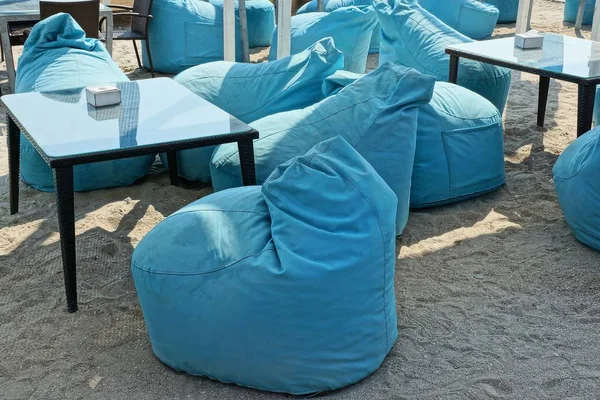 Schwarze Tische Und Blaue Windbeutel Zum Sitzen Strand Einem Sommerrestaurant — Stockfoto
