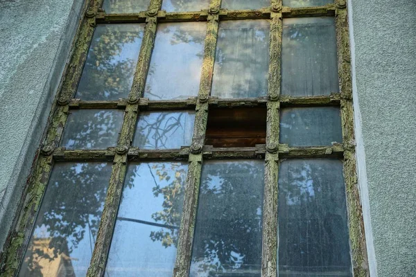 Duży Stary Szary Zielony Okno Ścianie Budynku — Zdjęcie stockowe