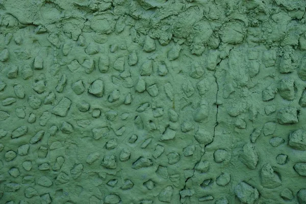 Parte Una Pared Verde Con Una Grieta Piedras Hormigón — Foto de Stock